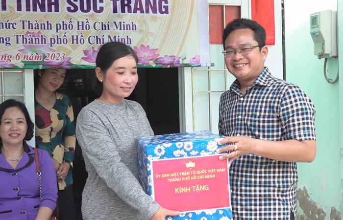 Trần Đề: Uỷ ban MTTQ Việt Nam tỉnh Sóc Trăng trao 5 căn nhà Đại đoàn kết tại xã Liêu Tú